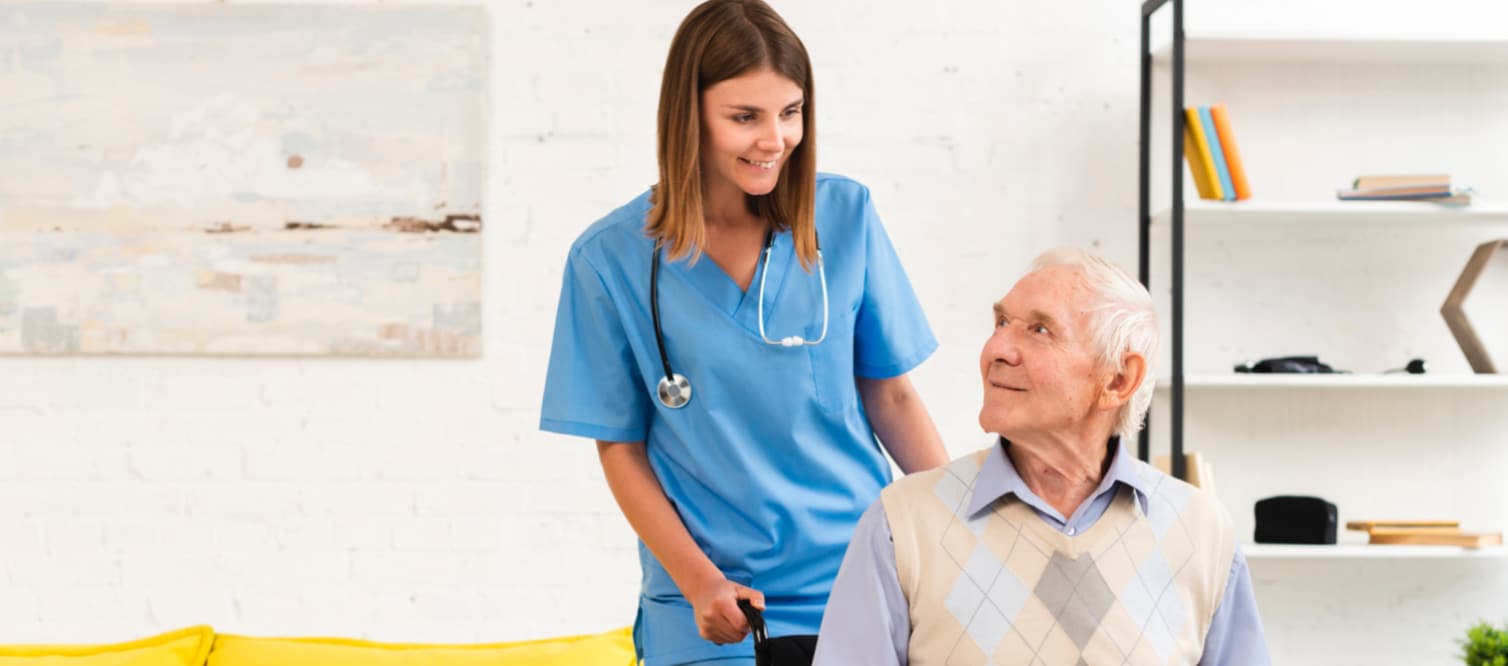 Infirmière aidant une personne âgée